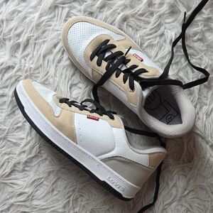 Levi's Cream and White Low-Top Sneakers with Black Laces
